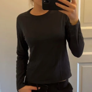 Svart långärmad  tröja från WEEKDAY - Enkel svart långärmad tröja i S från WEEKDAY!🥰