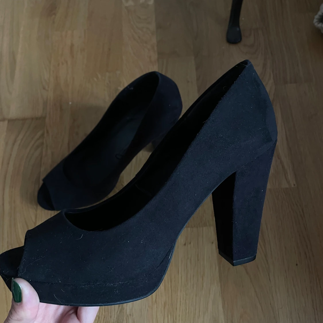 Svarta mocka pumps med öppen tå