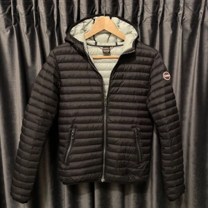 Colmar jacka  - Colmar jacka - skick 9/10, mycket bra skick utan defekter! - stl 166cm, men passar vuxen XS - as snygg och perfekt tunnare dun jacka nu under hösten och sedan till våren! - hör av er vid frågor🙌NYPRIS: 2500kr