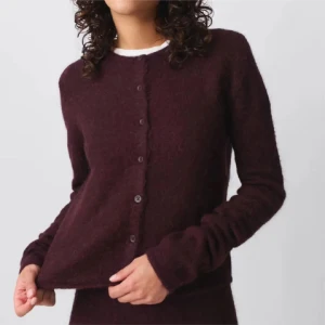 Stickad kofta  - Supersnygg vinröd stickad kofta från Gina slutsåld överallt🤎