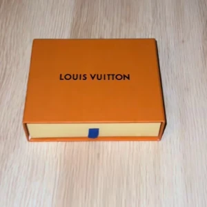 Louis Vuitton svart plånbok med monogram - Louis Vuitton plånbok i svart skinn med ikoniskt monogrammönster i grått. Plånboken har flera kortfack och stilren design, perfekt för dig som vill ha något lyxigt och snyggt i fickan. Kommer i original orange box.