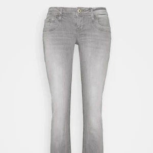Grå bootcut jeans från LTB (valerie) - Säljer nu mina snygga grå lågmidjade jeans från LTB med bootcut passform. Storlek 25/30! De är klippta litegrann längst ner men ingen större skillnad. Nypris 800kr ☺️ pris kan diskuteras vid snabb affär 💕