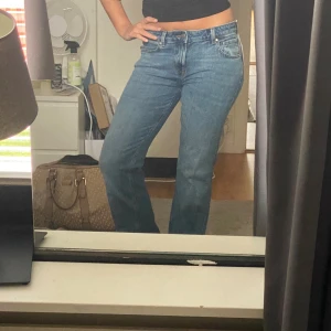 Blå bootcut jeans - Snygga bootcut jeans i klassisk blå denim. Aldrig använda och har prislapp kvar. Nypris 499kr