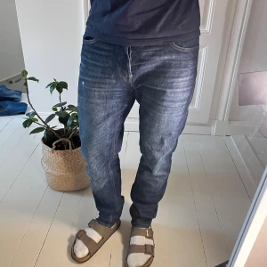 Jack and Jones Mike  - Jack and Jones jeans tapered Mike , Mått A: 42, B: 102  cm. Modell: Slim fit / Gleen. Modellen är 180cm 75 kg och bär W32 L32 ✌️