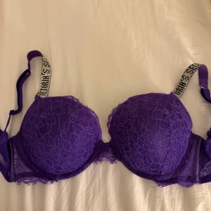 Lila pushup -bh från Victoria secret  - Lila Victoria secret bh i storlek 34/32 D. Lite slitningar vid banden.