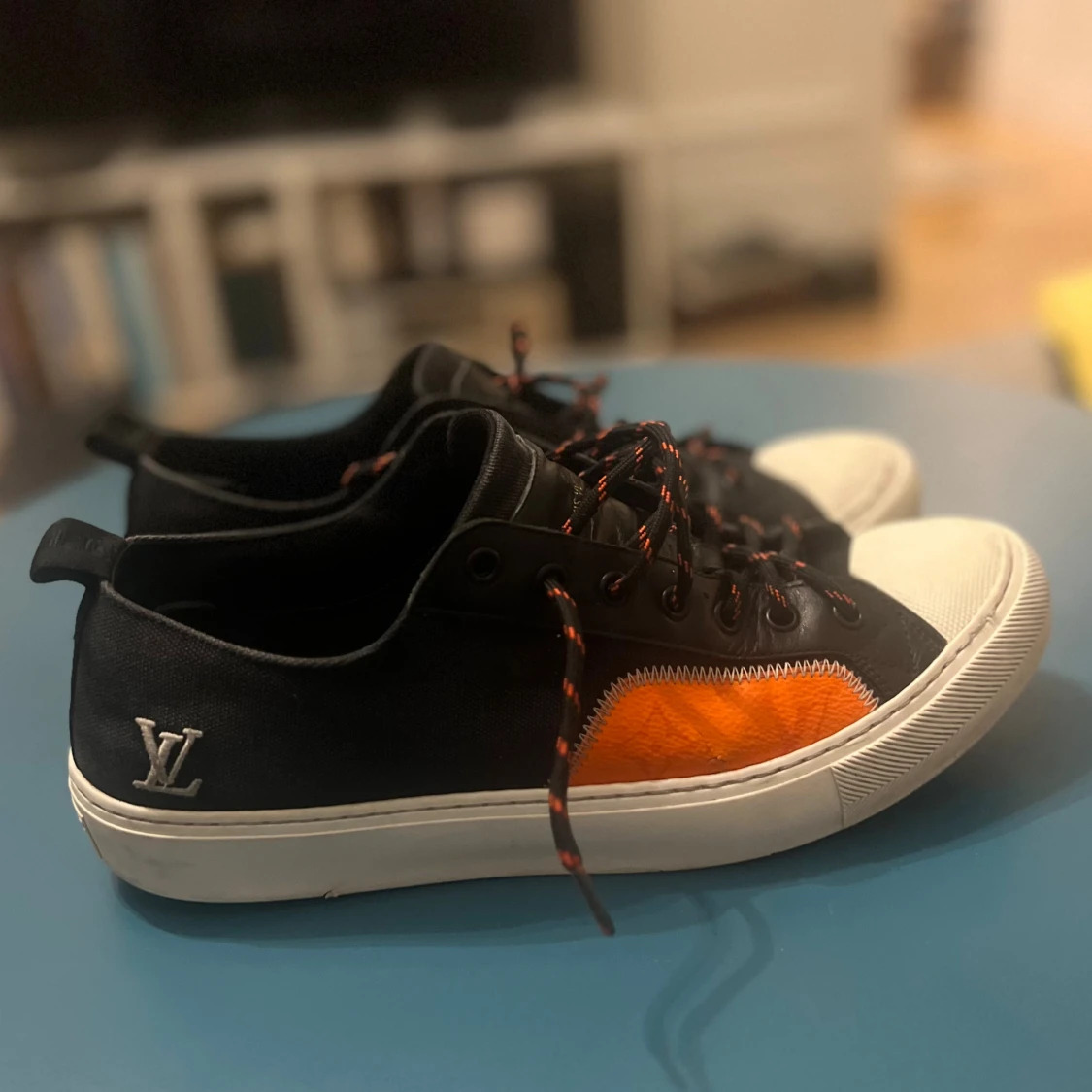 Louis Vuitton sneakers med färgdetaljer