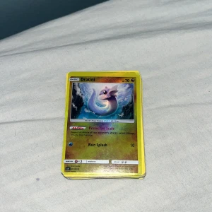 Pokémonkort - Dratini och fler - Samling med Pokémonkort där Dratini är i fokus. Perfekt för dig som älskar att samla, spela eller byta Pokémonkort med vänner. Kortleken passar både nybörjare och erfarna samlare och är ett roligt sätt att dyka in i Pokémonvärlden!