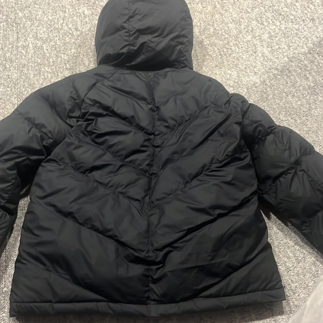 Svart pufferjacka från Nike med huva - 1