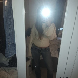 Levi's 470 Straight Fit jeans blå - Säljer ett par Levi's 470 Straight Fit jeans i klassisk blå tvätt. Modellen har rak passform, låg midja och snygga detaljer med kontrastsömmar och ikoniska bakfickor. Perfekt för dig som gillar en chill och tidlös jeansstil. Säljer dessa för tycker de sitter för tajt på mig.