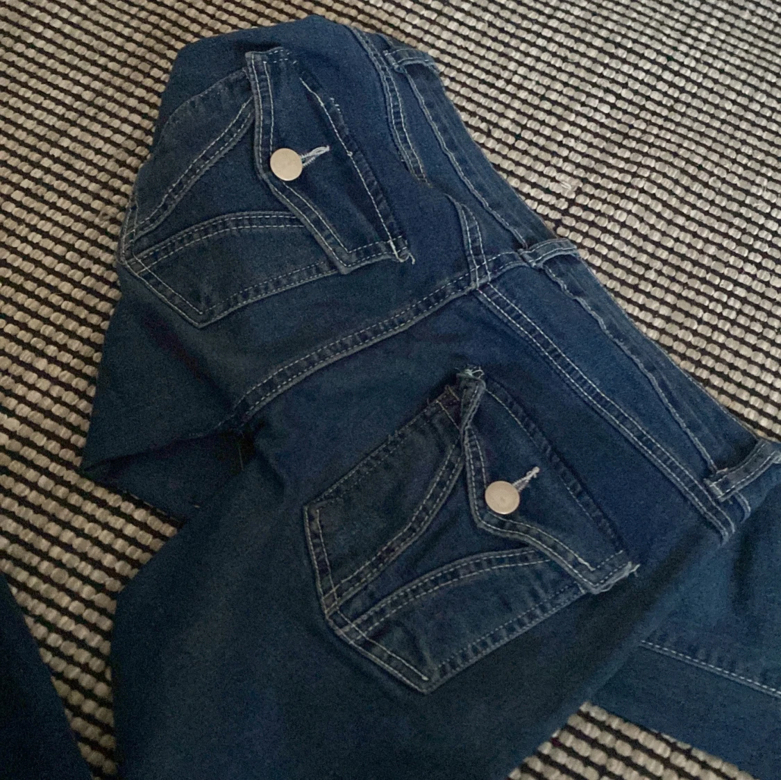 Blå bootcut jeans med slitning - 1