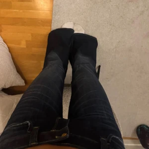 Mörkblå bootcut jeans Cheap Monday - Säljer ett par mörkblå jeans från Cheap Monday med bootcut passform. Storlek 27/32