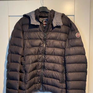 Svart dunjacka från Colmar - Säljer en svart dunjacka från Colmar. Jackan har dragkedja framtill och två sidofickor med dragkedja. Perfekt för kalla dagar och har en snygg, sportig look. Märke syns på ärmen. Priset är ej hugget i sten.