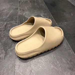 Adidas tofflor - adidas yeezy slides storlek 43. Lite smutsiga men inget slitage