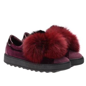 Philippe Model sneakers med pälsbollar - Coola sneakers från Philippe Model i vinröd mocka med stora fluffiga pälsbollar i rött och svart framtill (går även att ta av). Skorna har svart platt sula och glansig detalj på hälen. Inga defekter, använda 2-3 gånger!