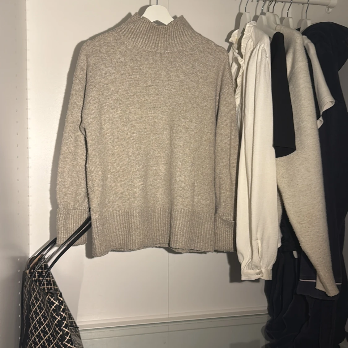 Beige stickad polotröja - 2