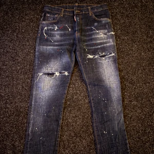 DSQUARED2 jeans  - Mörk blåa DSQUARED2 jeans som är ganska nya saknas en knapp där man knäpper byxorna men annars är dom helt nya!
