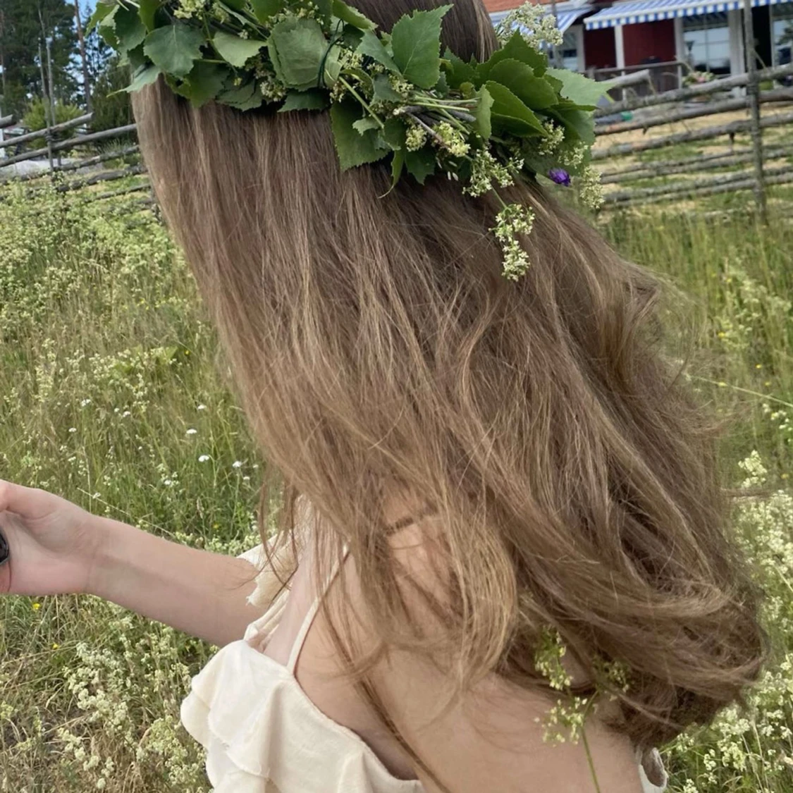 Beige kort klänning med volang - 1