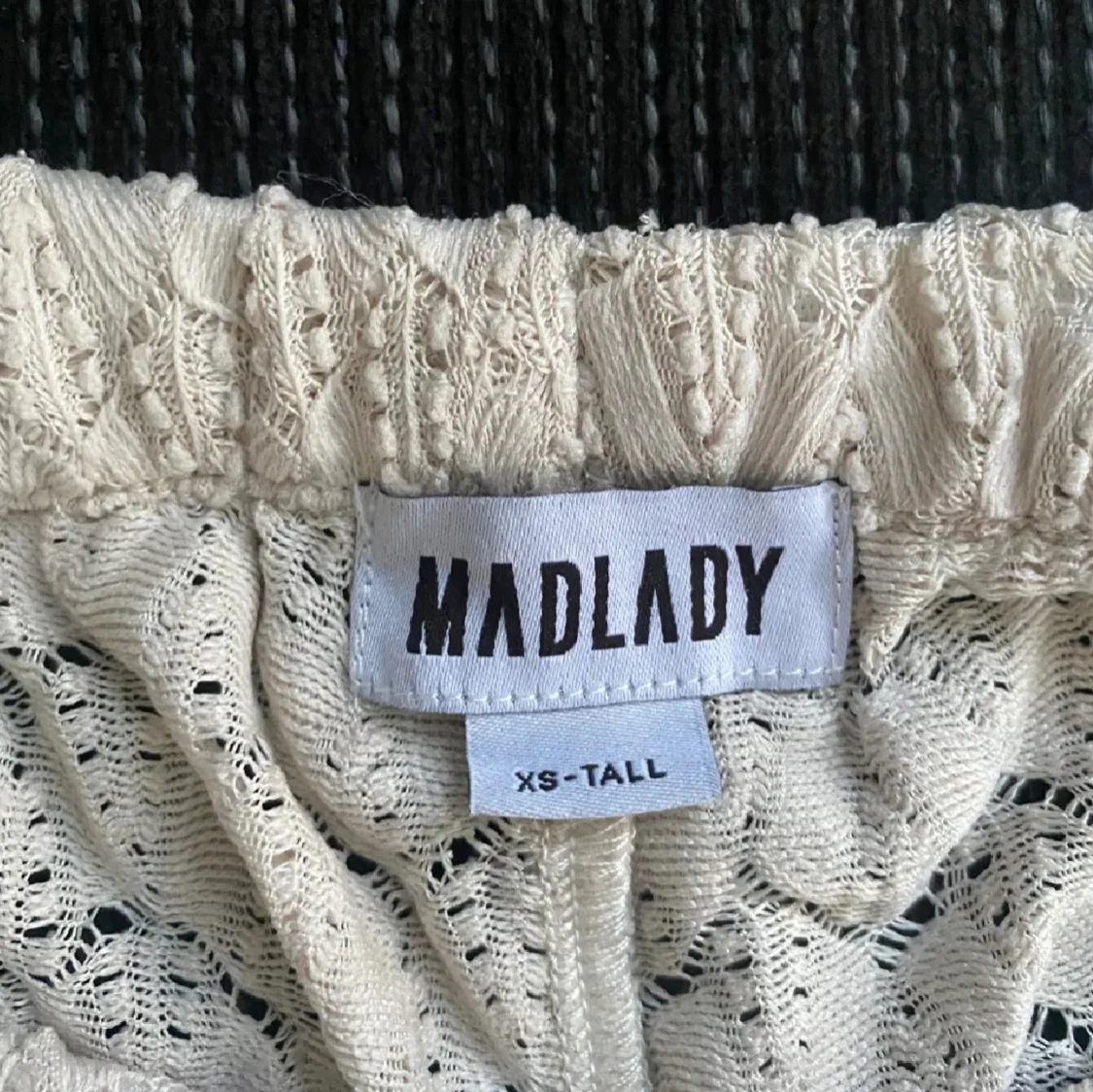 Beige mönstrade byxor Madlady - 4