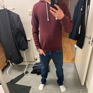 Pier one hoodie  - Vinröd hoodie med vit snörning i huvan och stor magficka framtill. Klassisk modell med långa ärmar och ribbade muddar. Perfekt för chill dagar eller när du vill ha en enkel och snygg look. Skick 9/10