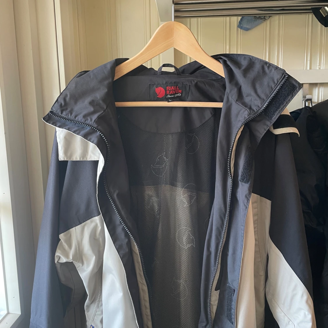 Svart och grå vindjacka från Fjällräven - 4