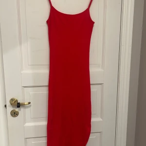 Röd ribbad långklänning med slits  - Har en slits på vänster ben. Passar även mig som har xs
