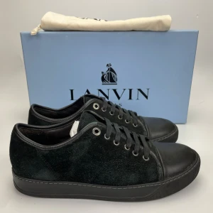 Lanvin skor  - Hej! Säljer nu dessa sjukt snygga lanvin skor. Skorna är i fint skick! Har begränsat antal boxar och dustbag. Hör av dig vid frågor. 