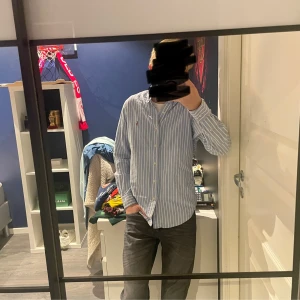 Ljusblårandig skjorta från Ralph Lauren - En riktigt snygg skjorta. En populär färg på Ralph lauren skjortor med enligt mig den snyggaste logan. Använd ungefär 3-4 gånger så inga defekter, lukter eller liknande. Jag är 178 och skulle säga att den passar bra i längden alltså en normal S. Pris går att diskutera vid en snabb affär. 