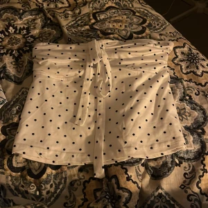 Vit prickig topp  med knytband - Supersöt vit topp med svarta prickar 