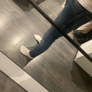 Tiger of Sweden slim fit jeans blå - Jag säljer ett par stretchiga slim fit jeans från tiger of sweden. En riktigt snygg colourway med många fina detaljer. Storleken är 29:32 och modellen är evolve. 