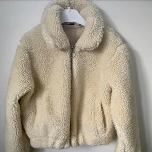 Teddyjacka xxs - Supermysig beige teddyjacka från Firefly i xxs. 134/140. 100% polyester med en dragkedja framtill. Perfekt för höst och vinter när du vill hålla dig varm. Använd ett par gånger men som ny. Hämtas på Hägerstensåsen eller ök 🐑