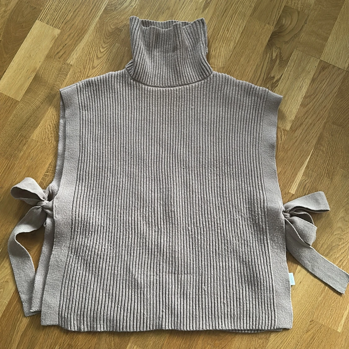 Beige ribbad stickad väst med knyt