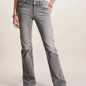 Bootcut jeans - Supersnygga grå jeans i den trendiga stilen bootcut med en lågmidja och häftiga fickor med vackra detaljer! De är använda men i bra skick 🩷