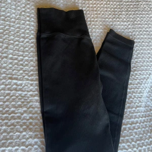 Tränings tights - Svarta leggings med ribbad struktur. Tight passform som sitter snyggt längs benen. Perfekta för en chill och stilren look, passar till både oversized hoodies och crop tops. Mjukt och stretchigt material.  Storlek: M men tycker den är som S/M Skick: Endast testade , inga märken eller defekter! Pris: 70kr  Perfekta träningsbyxor för alla typer av pass! Bekväma och i toppskick. Kontakta mig för mer info eller bilder✨