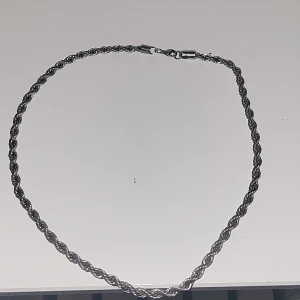 Rostfritt stål kordell halsband  - Säljer ett snyggt rostfritt stål kordellhalsband från kejsar med nypris 599kr. Det är 55cm långt och 5mm brett. Har haft det i cirka 1.5 år och säljer pga behöver pengar till EPA. 