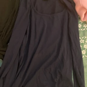 Mörkblå långärmad klänning - En enkel och stilren mörkblå klänning med långa ärmar. Modellen är rak och har en rund halsringning, perfekt för dig som gillar en clean look. Passar dig som vill ha något bekvämt och snyggt till vardagen.