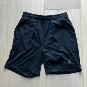 Svarta shorts från SOC - Säljer dessa sköna, snygga shorts från SOC med logga på låret och ett skönt midjeband. Shortsen är i storlek 158/164