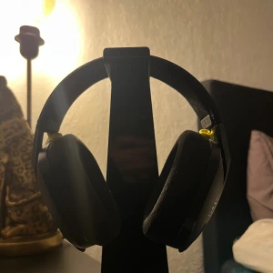 Logitech G435 - Logitech G435 trådlöst gamingheadset i svart. Lätta och bekväma over-ear-kuddar, justerbart huvudband och tydlig märkning. Synligt i gott skick, inga större repor eller slitage. Perfekt för spel och långvarig användning.