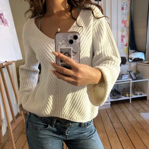 Vit stickad tröja  - Söt stickad tjocktröja från GinaTricot 🤍 (Har en väldigt liten fläck som ej går bort på sista bilden) 🪽