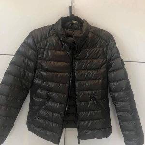 Svart Moncler jacka Dam limeted Edition  - Snygg svart pufferjacka från Moncler storlek 1 (Xs S). Säljs pågrund av för liten. Använt få tal gånger, jackan är som ny jätte bra skick. Ny pris på jackan 9 000kr. Det är även en Limeted Edition med svart märke.