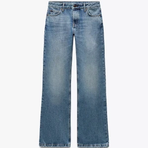 Blåa low waist jeans bootcut - Säljer ett par klassiska blåa low waist jeans i bootcut. Jeansen har en snygg tvättad look. Aldrig använda  och har prislappen kvar. storlek 40 men inte mycket stretch! 