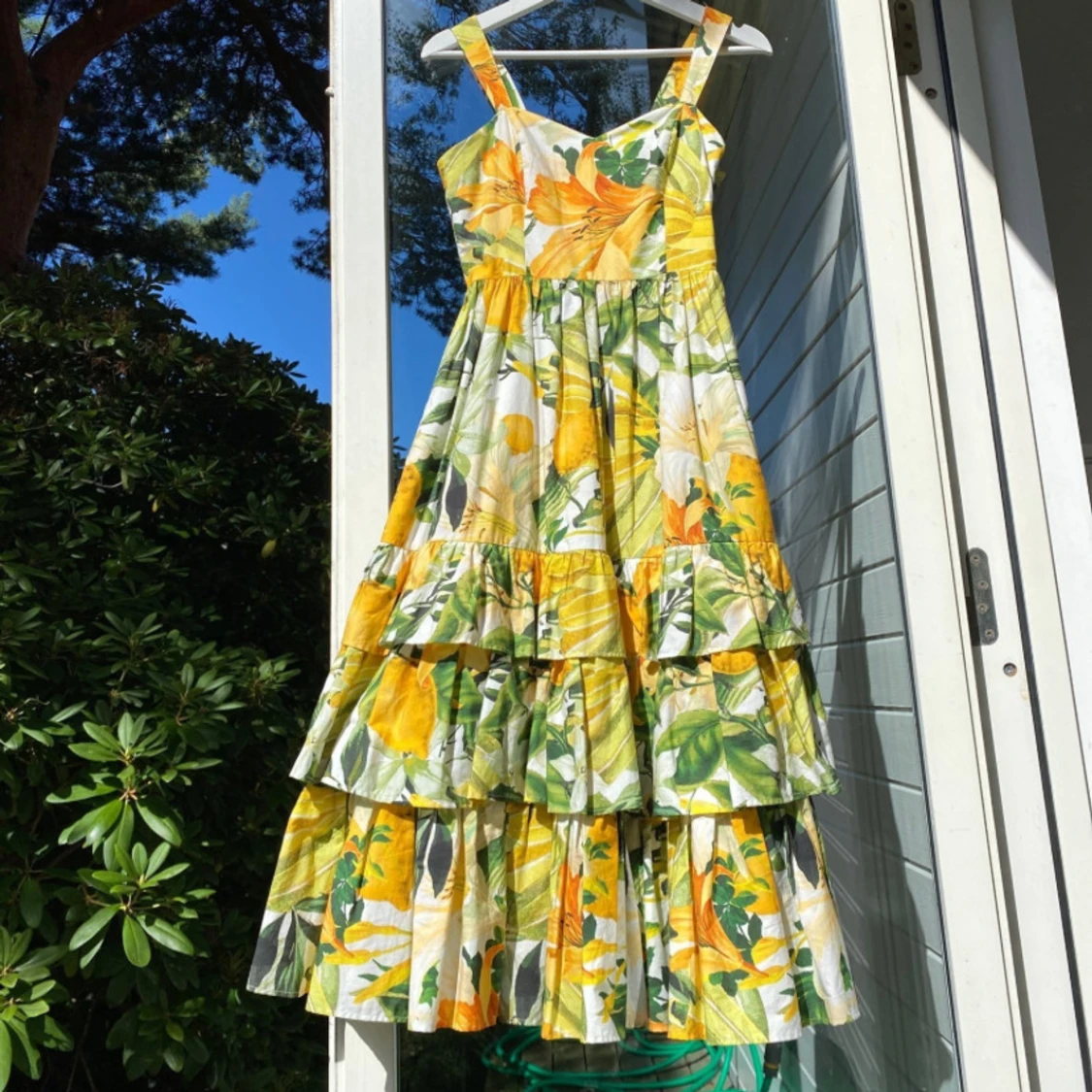 Underbar volangklänning