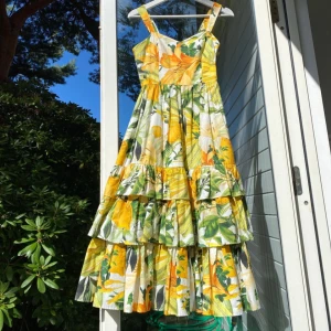 Underbar volangklänning - Underbar unik volangklänning från hm trend. Ger jättefin volym med flera lager. 