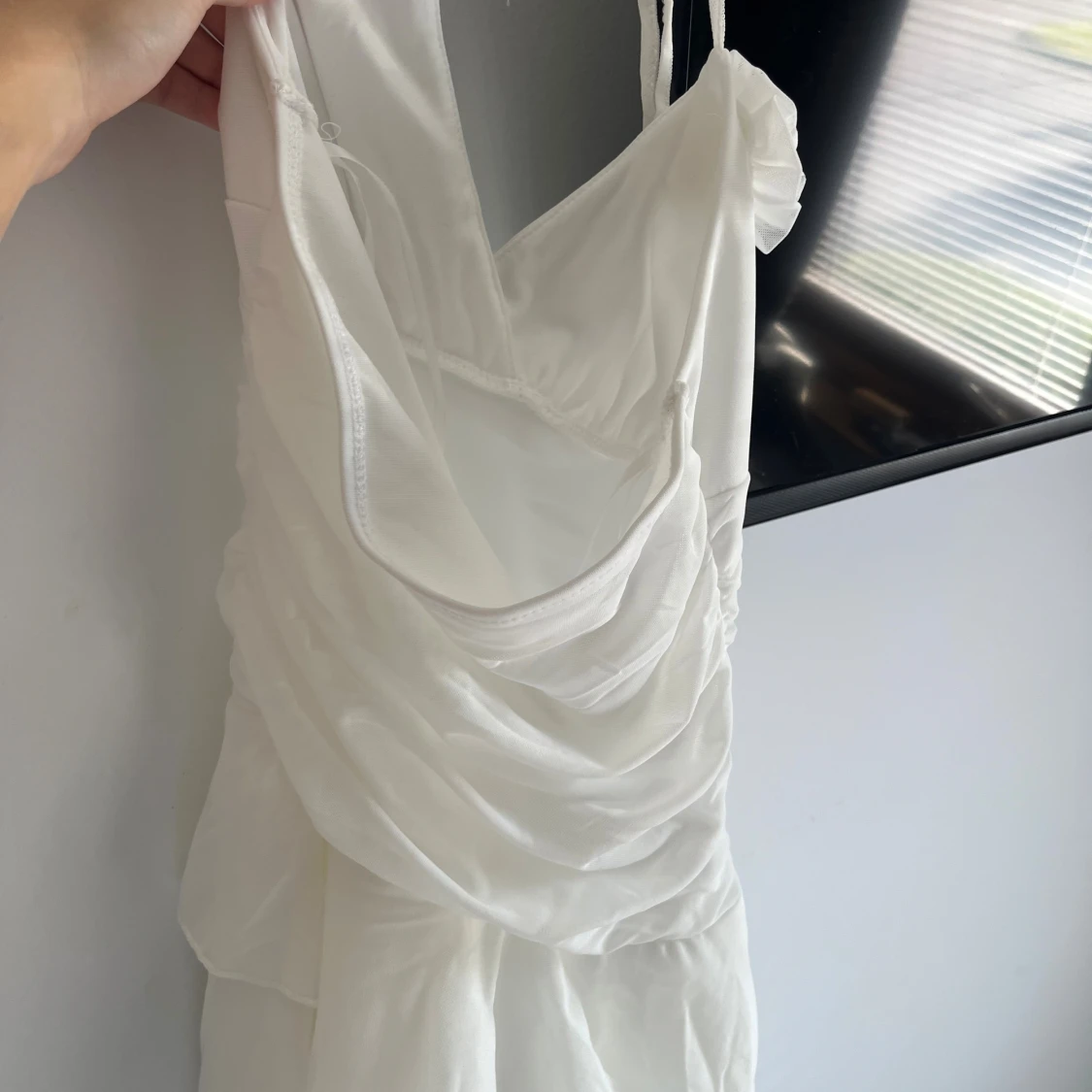 Vit omlottklänning med volanger - 3