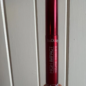 IsaDora High Impact Mascara Bold Blue - IsaDora High Impact Volume Mascara i färgen 33 Bold Blue. Kommer i en snygg metallicröd tub med vit text. Ger volym och en intensiv blå färg till fransarna för en riktigt statement-look.