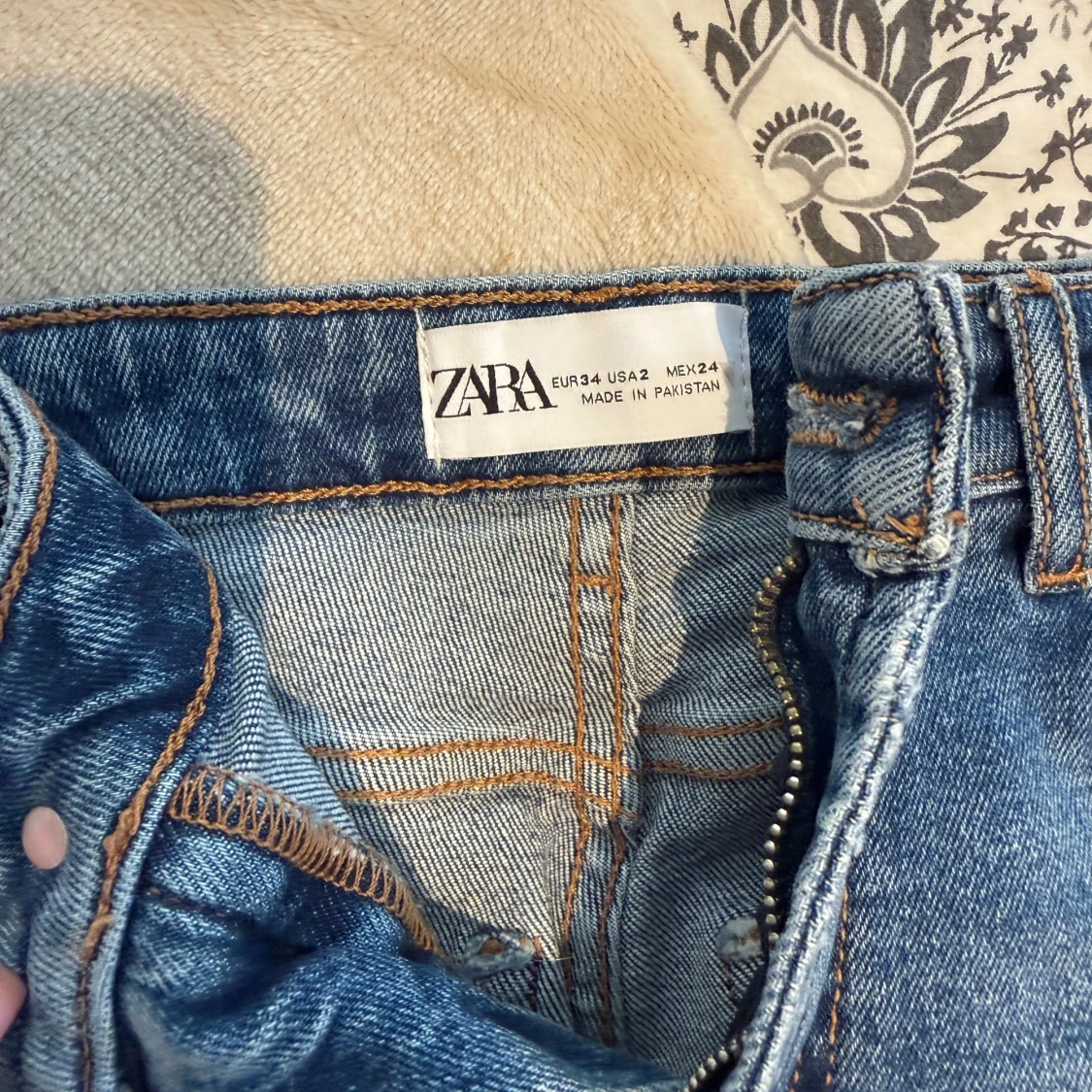 Blå ripped jeans från Zara, strl 34 - 1