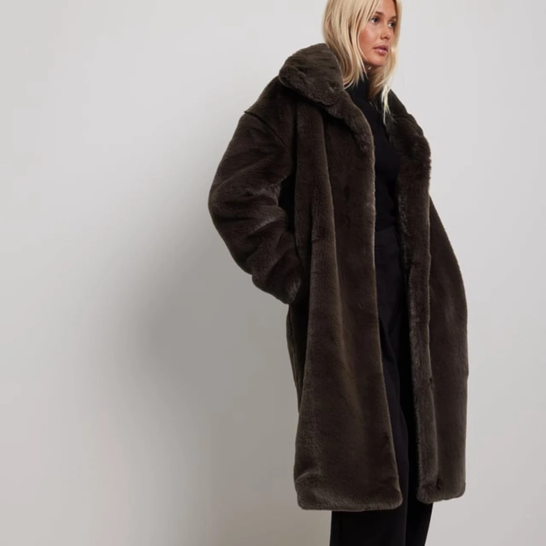 Mörkbrun pälsjacka med oversized passform - 3