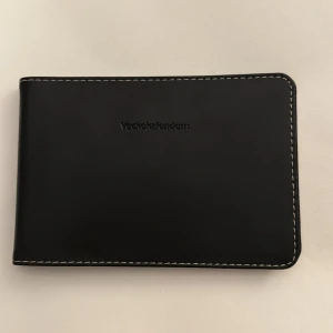 Veckokalendern 2025 - Planera ditt år med Veckokalendern 2025! Perfekt för dig som vill ha koll på skola, jobb, träning och fritid. Snygg svart design med spiralbindning och gott om plats för anteckningar varje dag. Håll ordning på allt viktigt och gör 2025 till ditt mest organiserade år hittills!