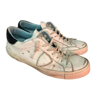 Philippe model skor - Säljer ett par riktigt feta skor 👟 från philippe model, bra skick bara lite slitning på lappen bild 5!🙌🏻 pris ej hugget i sten 🪨 kom med frågor osv👌🏻