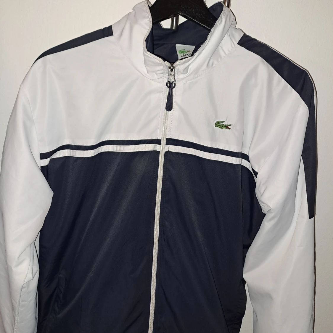 Blåvit vindjacka från Lacoste Sport - 1