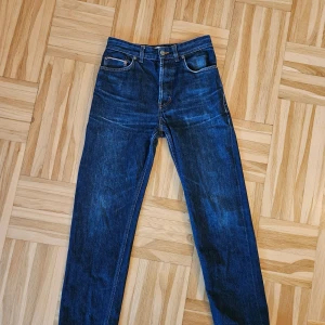 Berg & Berg Arthur selvedge jeans, storlek 28/3X - Säljer ett par blå jeans  Made in italy  Hela och rena, fint skick, endast lite slitningar på framsidan  Nypris 3900kr  https://bergbergstore.com/products/arthuro-jeans-washed-blue            byxorna är upplagda, innerbenlängden är 75cm från benslut till gren. 